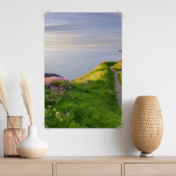 Poster Ceibwr Bay küstenpfad bei dämmerung – Wallnifity® Poster Ceibwr Bay küstenpfad bei dämmerung – Wallnifity®