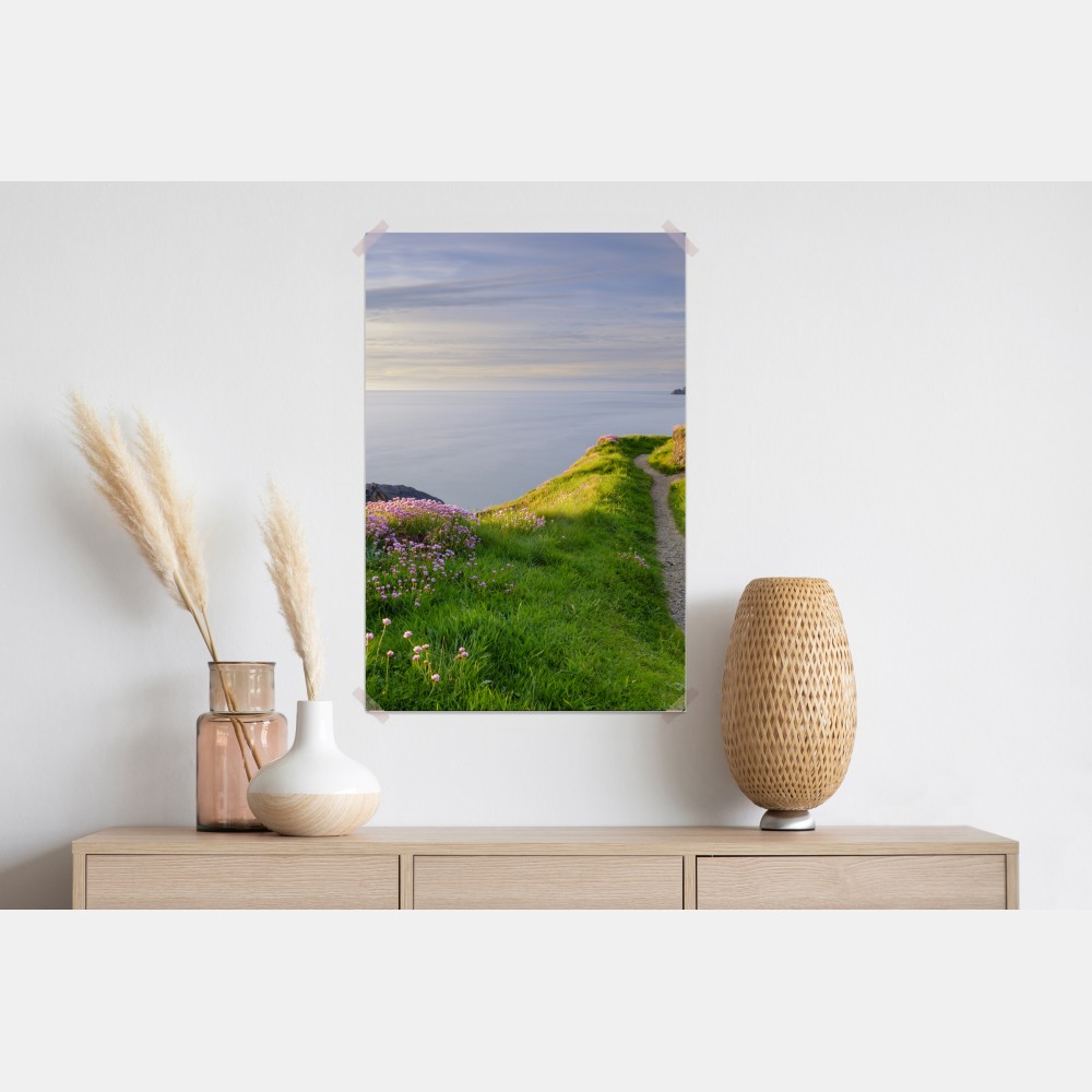 Poster Ceibwr Bay küstenpfad bei dämmerung – Wallnifity® Poster Ceibwr Bay küstenpfad bei dämmerung – Wallnifity®