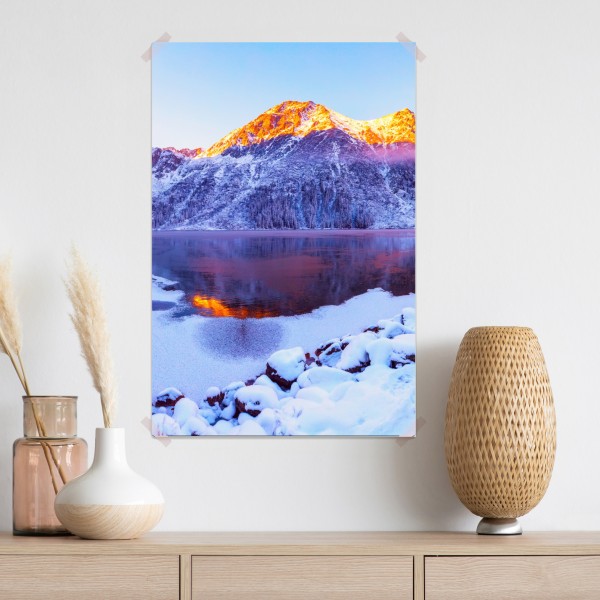 Poster sonnenbeschienene berge über gefrorenem alpensee – Wallnifity® Poster sonnenbeschienene berge über gefrorenem alpensee – Wallnifity®