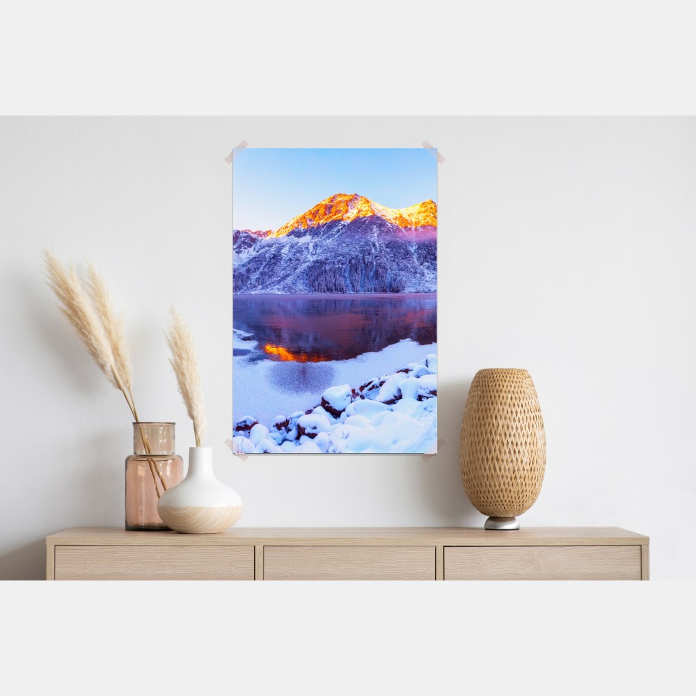 Poster sonnenbeschienene berge über gefrorenem alpensee – Wallnifity® Poster sonnenbeschienene berge über gefrorenem alpensee – Wallnifity®