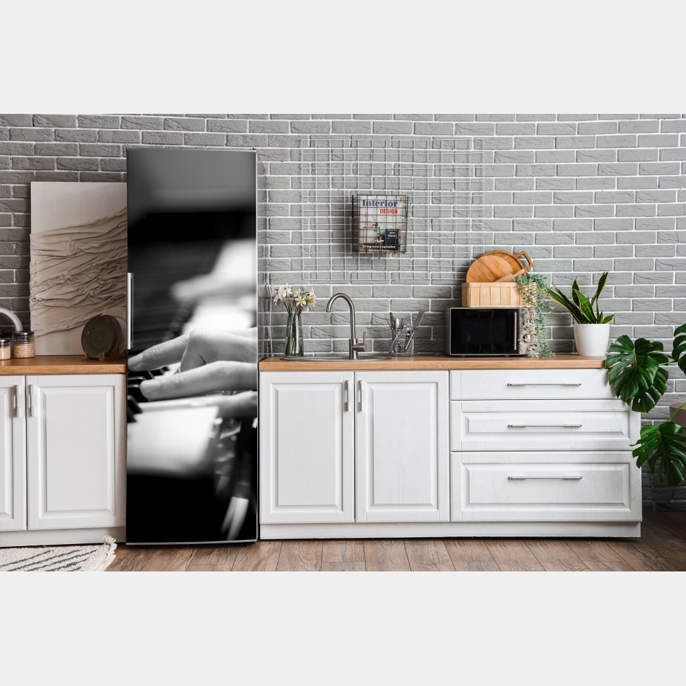 Kühlschrankaufkleber intime hände auf klaviertasten in monochrom – Wallnifity® Kühlschrankaufkleber intime hände auf klaviertasten in monochrom – Wallnifity®