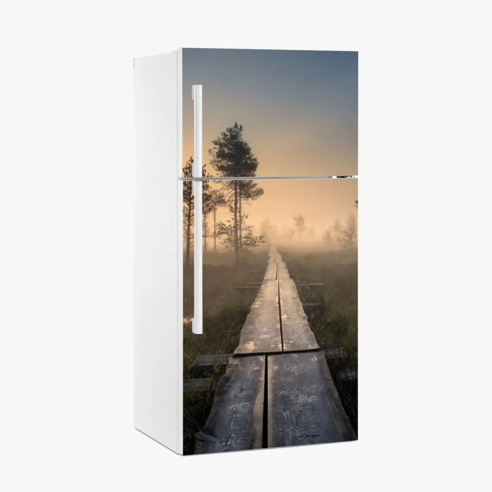 Kühlschrankaufkleber nebliger sonnenaufgang über dem holzsteg – Wallnifity®