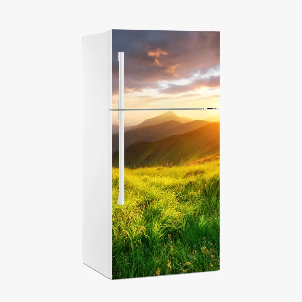 Kühlschrankaufkleber sonnige bergwiese bei sonnenaufgang – Wallnifity®