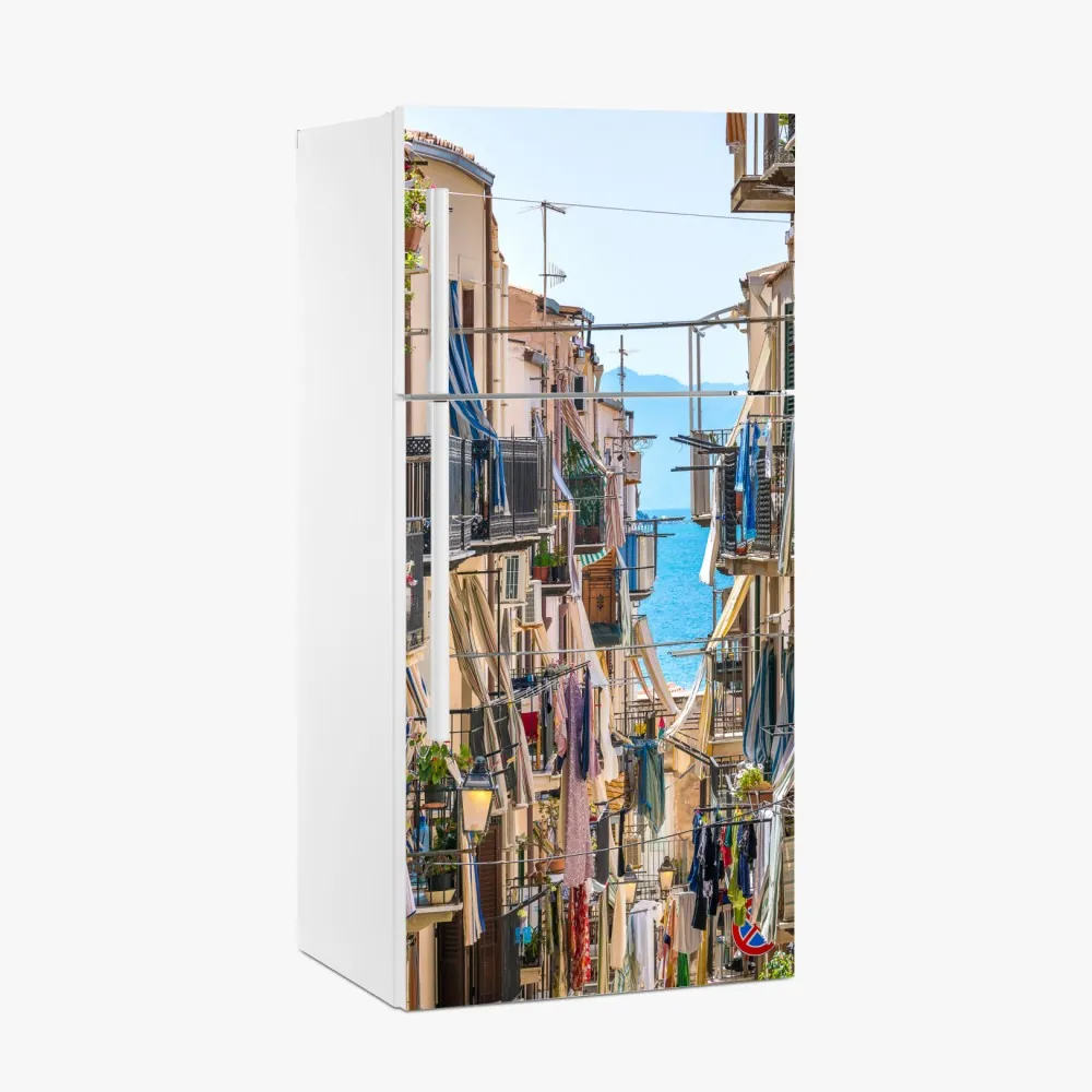 Kühlschrankaufkleber sonnige gasse mit meerblick und balkonen – Wallnifity®