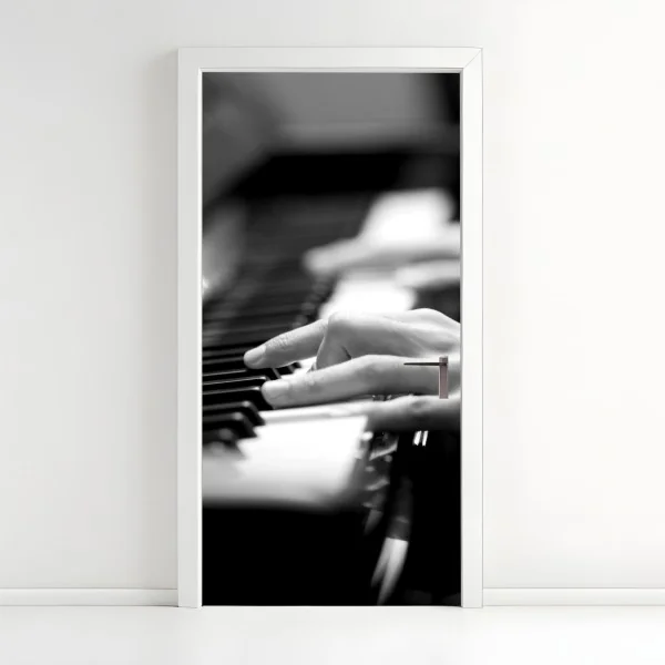 Türaufkleber intime hände auf klaviertasten in monochrom – Wallnifity® Türaufkleber intime hände auf klaviertasten in monochrom – Wallnifity®
