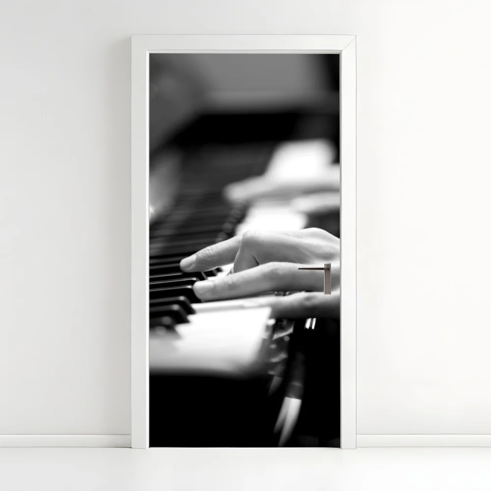Türaufkleber intime hände auf klaviertasten in monochrom – Wallnifity® Türaufkleber intime hände auf klaviertasten in monochrom – Wallnifity®