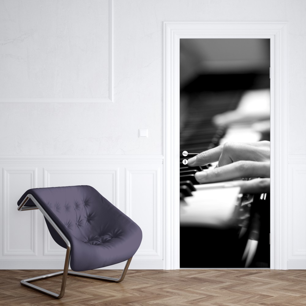 Türaufkleber intime hände auf klaviertasten in monochrom – Wallnifity® Türaufkleber intime hände auf klaviertasten in monochrom – Wallnifity®