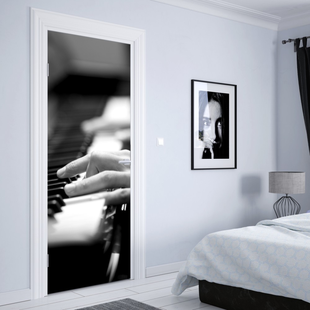 Türaufkleber intime hände auf klaviertasten in monochrom – Wallnifity® Türaufkleber intime hände auf klaviertasten in monochrom – Wallnifity®