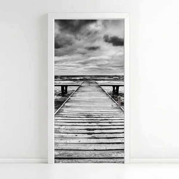 Türaufkleber dramatischer schwarzweiß-steg in stürmischer see