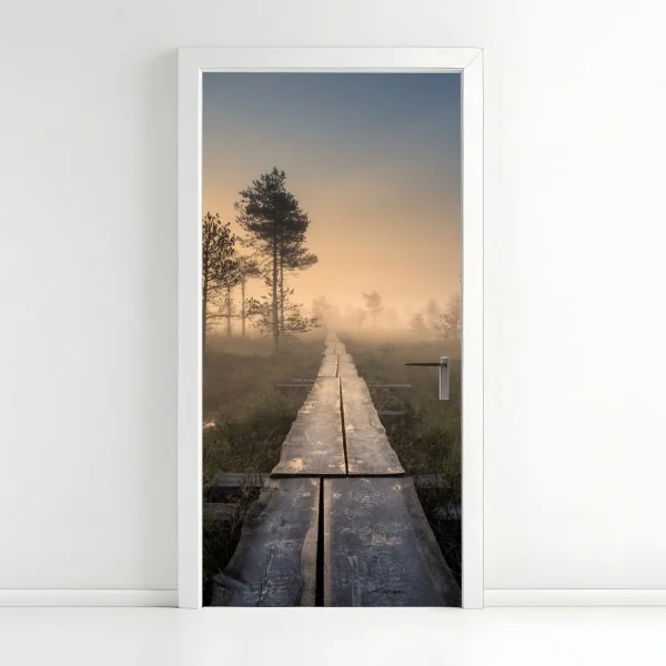 Türaufkleber nebliger sonnenaufgang über dem holzsteg