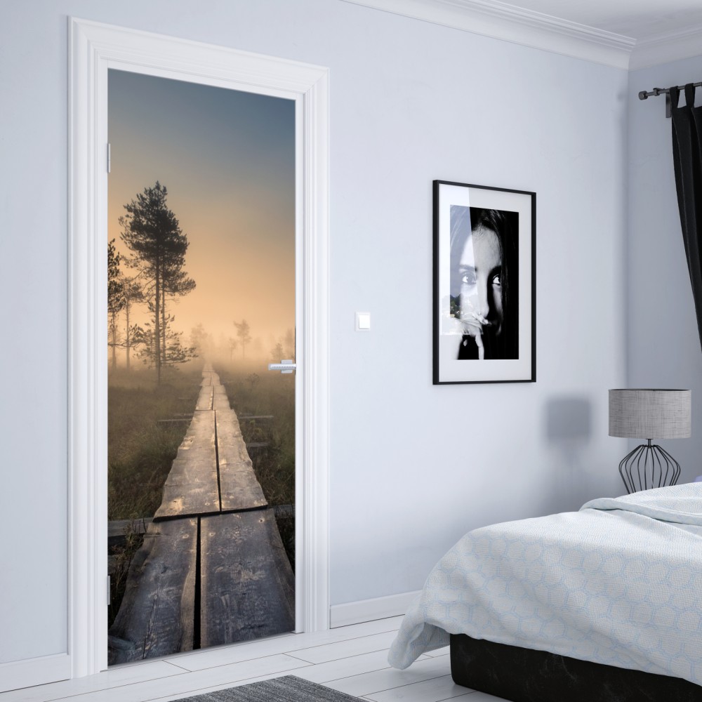 Türaufkleber nebliger sonnenaufgang über dem holzsteg – Wallnifity® Türaufkleber nebliger sonnenaufgang über dem holzsteg – Wallnifity®