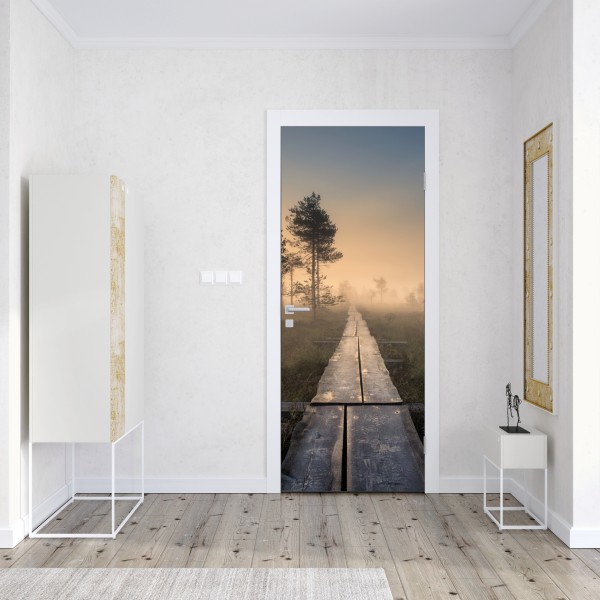 Türaufkleber nebliger sonnenaufgang über dem holzsteg – Wallnifity® Türaufkleber nebliger sonnenaufgang über dem holzsteg – Wallnifity®