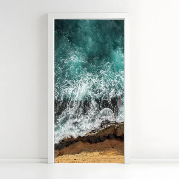 Türaufkleber türkise küste aus der vogelperspektive mit brandenden wellen