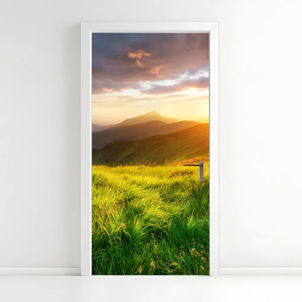 Türaufkleber sonnige bergwiese bei sonnenaufgang – Wallnifity®