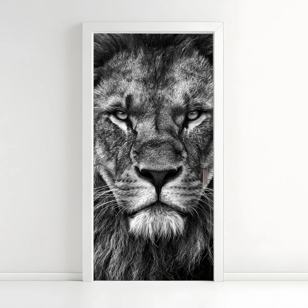 Türaufkleber majestätisches löwenportrait in monochrom – Wallnifity® Türaufkleber majestätisches löwenportrait in monochrom – Wallnifity®
