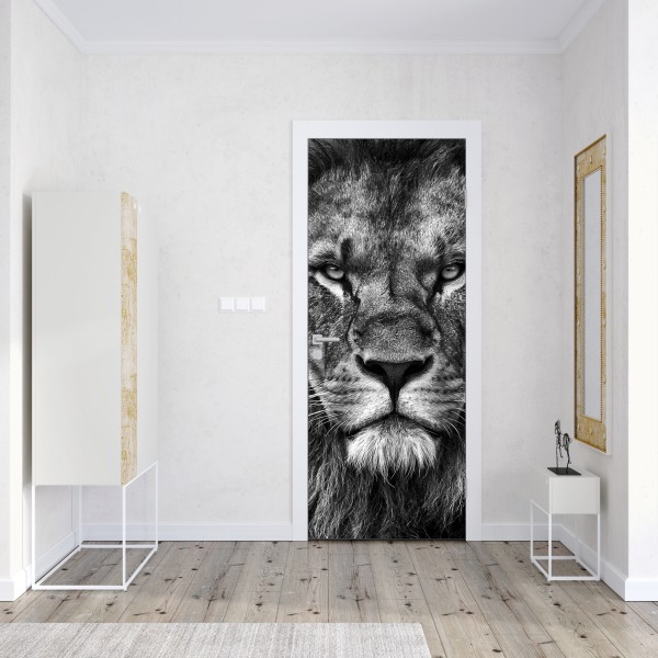 Türaufkleber majestätisches löwenportrait in monochrom – Wallnifity® Türaufkleber majestätisches löwenportrait in monochrom – Wallnifity®