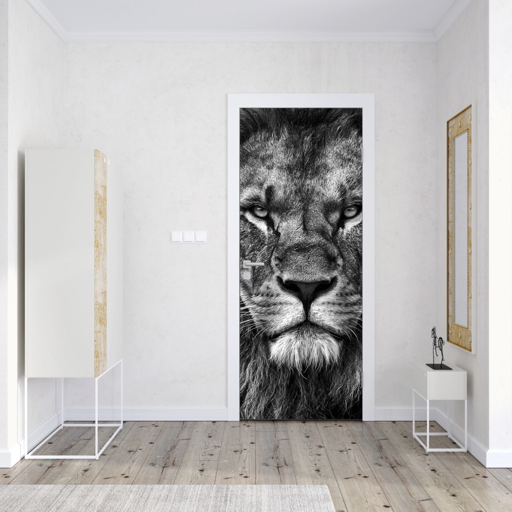 Türaufkleber majestätisches löwenportrait in monochrom – Wallnifity® Türaufkleber majestätisches löwenportrait in monochrom – Wallnifity®