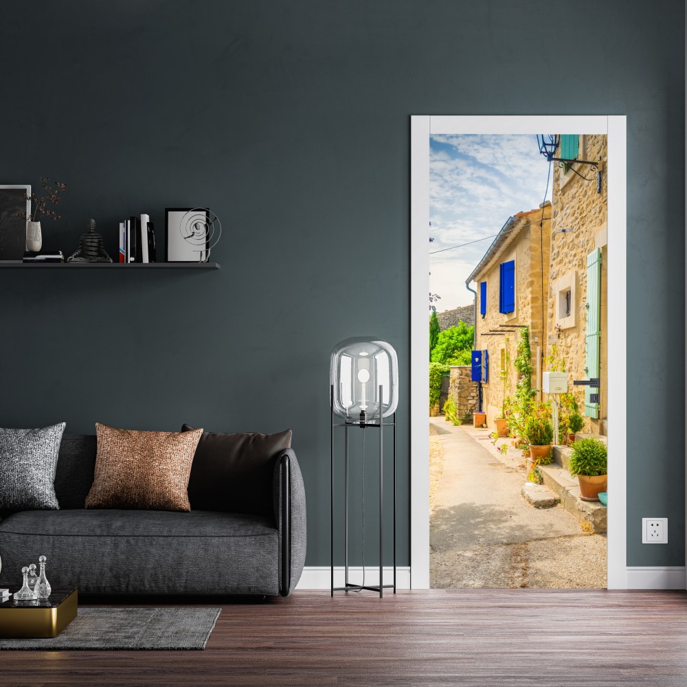 Türaufkleber sonnenbeschienene dorfstraße mit steinhäusern und bunten fensterläden – Wallnifity® Türaufkleber sonnenbeschienene dorfstraße mit steinhäusern und bunten fensterläden – Wallnifity®