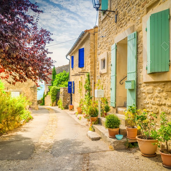Türaufkleber sonnenbeschienene dorfstraße mit steinhäusern und bunten fensterläden – Wallnifity® Türaufkleber sonnenbeschienene dorfstraße mit steinhäusern und bunten fensterläden – Wallnifity®