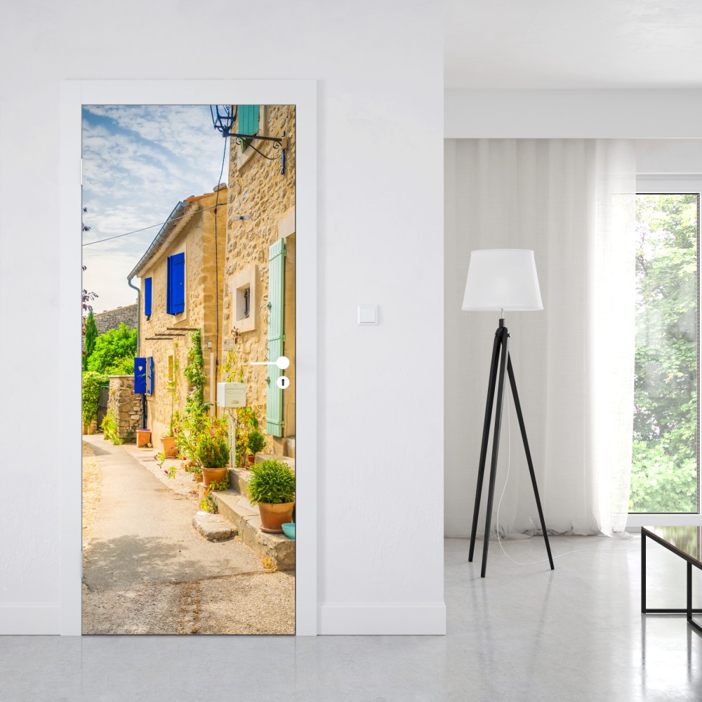 Türaufkleber sonnenbeschienene dorfstraße mit steinhäusern und bunten fensterläden – Wallnifity® Türaufkleber sonnenbeschienene dorfstraße mit steinhäusern und bunten fensterläden – Wallnifity®