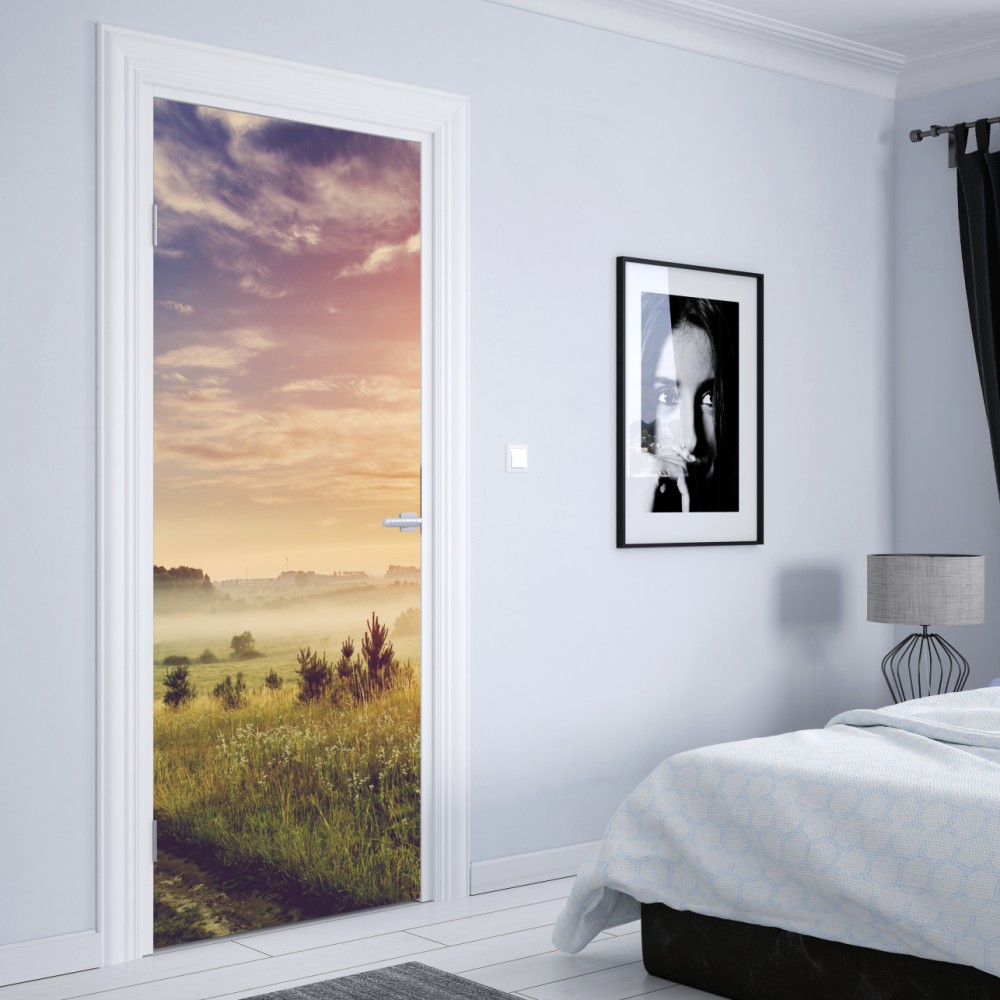Türaufkleber nebeliger sonnenaufgang über einer ländlichen wiese – Wallnifity® Türaufkleber nebeliger sonnenaufgang über einer ländlichen wiese – Wallnifity®