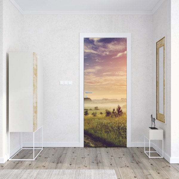 Türaufkleber nebeliger sonnenaufgang über einer ländlichen wiese – Wallnifity® Türaufkleber nebeliger sonnenaufgang über einer ländlichen wiese – Wallnifity®