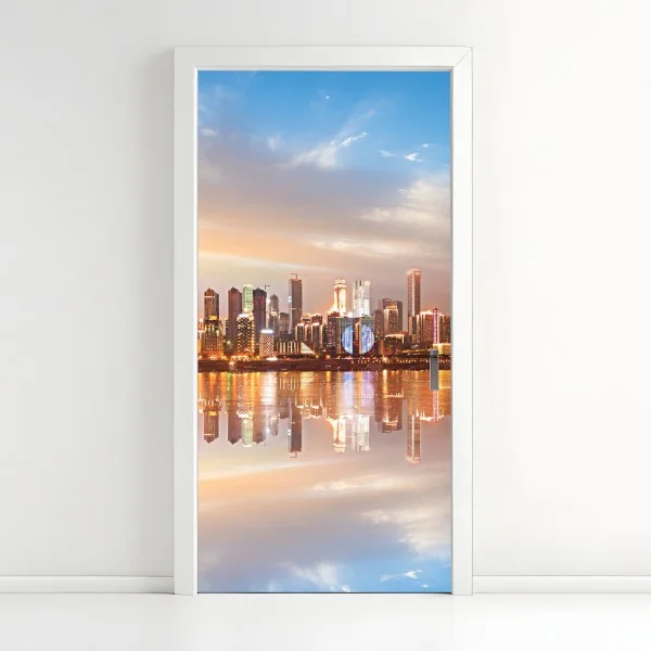 Türaufkleber stadtsilhouette im spiegelbild bei dämmerung