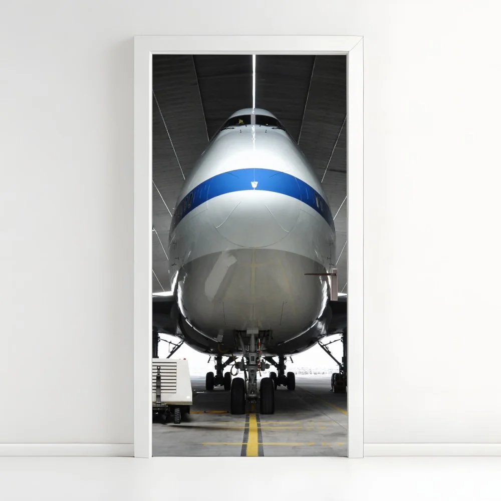 Türaufkleber frachter im hangar - frontansicht des jets – Wallnifity® Türaufkleber frachter im hangar - frontansicht des jets – Wallnifity®