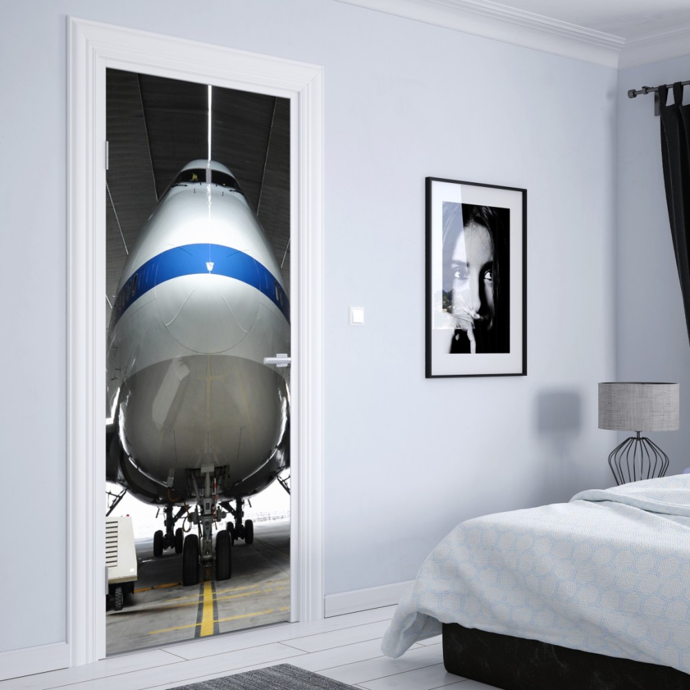 Türaufkleber frachter im hangar - frontansicht des jets – Wallnifity® Türaufkleber frachter im hangar - frontansicht des jets – Wallnifity®