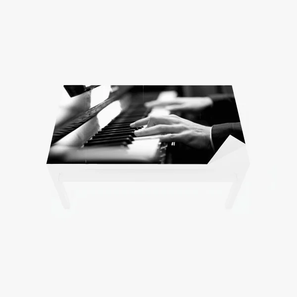 Tischaufkleber und Schreibtischaufkleber intime hände auf klaviertasten in monochrom – Wallnifity® Tischaufkleber und Schreibtischaufkleber intime hände auf klaviertasten in monochrom – Wallnifity®