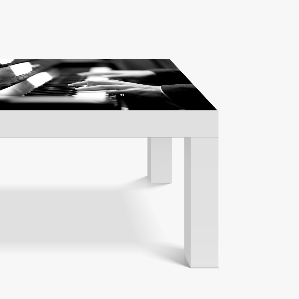 Tischaufkleber und Schreibtischaufkleber intime hände auf klaviertasten in monochrom – Wallnifity® Tischaufkleber und Schreibtischaufkleber intime hände auf klaviertasten in monochrom – Wallnifity®