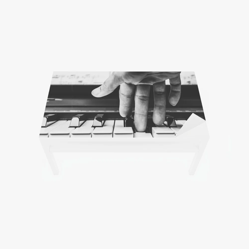 Tischaufkleber und Schreibtischaufkleber hand auf klaviertasten – Wallnifity® Tischaufkleber und Schreibtischaufkleber hand auf klaviertasten – Wallnifity®