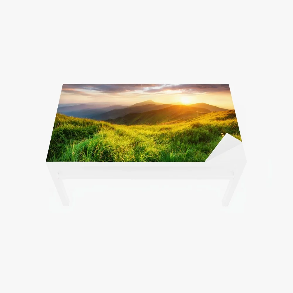 Tischaufkleber und Schreibtischaufkleber sonnige bergwiese bei sonnenaufgang – Wallnifity® Tischaufkleber und Schreibtischaufkleber sonnige bergwiese bei sonnenaufgang – Wallnifity®