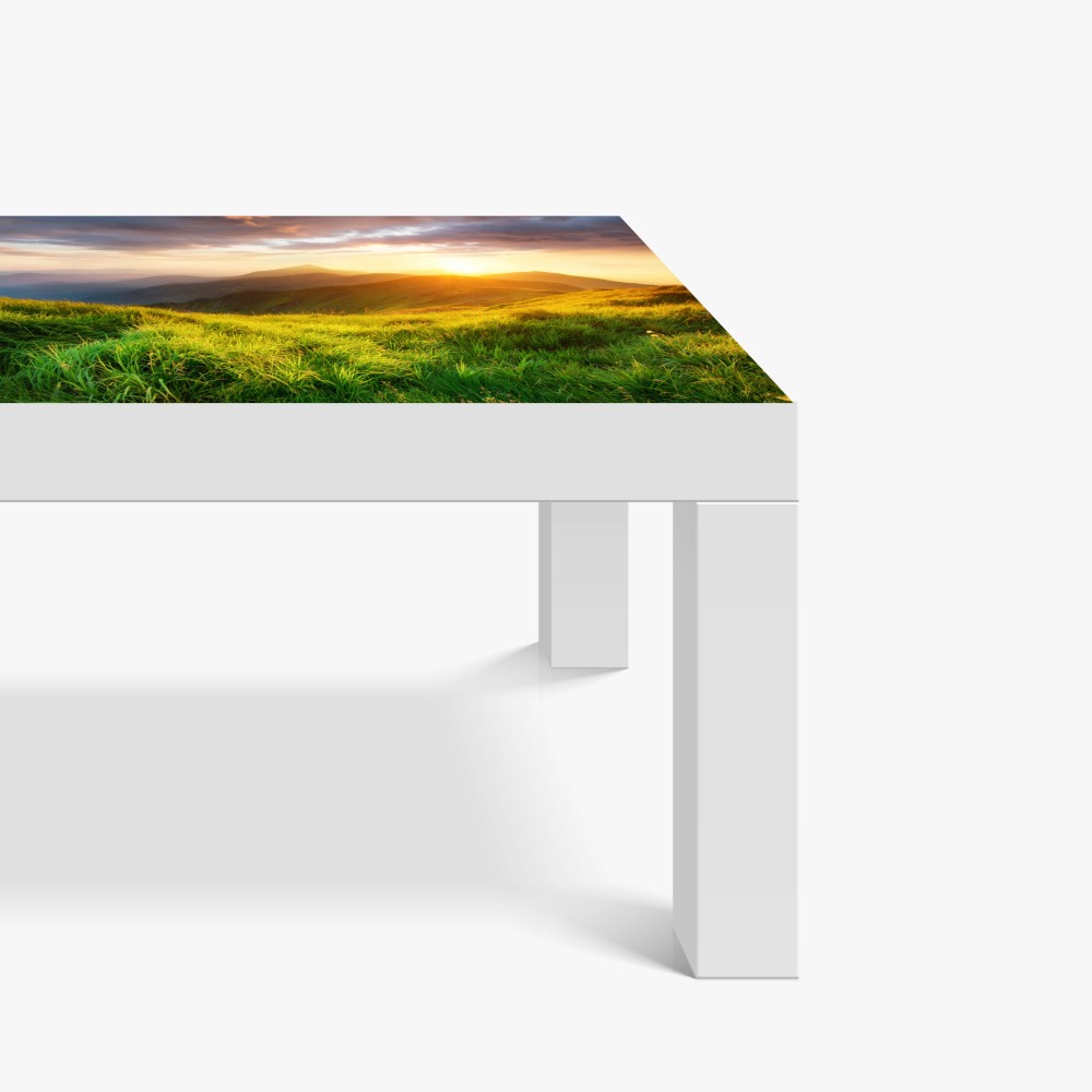 Tischaufkleber und Schreibtischaufkleber sonnige bergwiese bei sonnenaufgang – Wallnifity® Tischaufkleber und Schreibtischaufkleber sonnige bergwiese bei sonnenaufgang – Wallnifity®