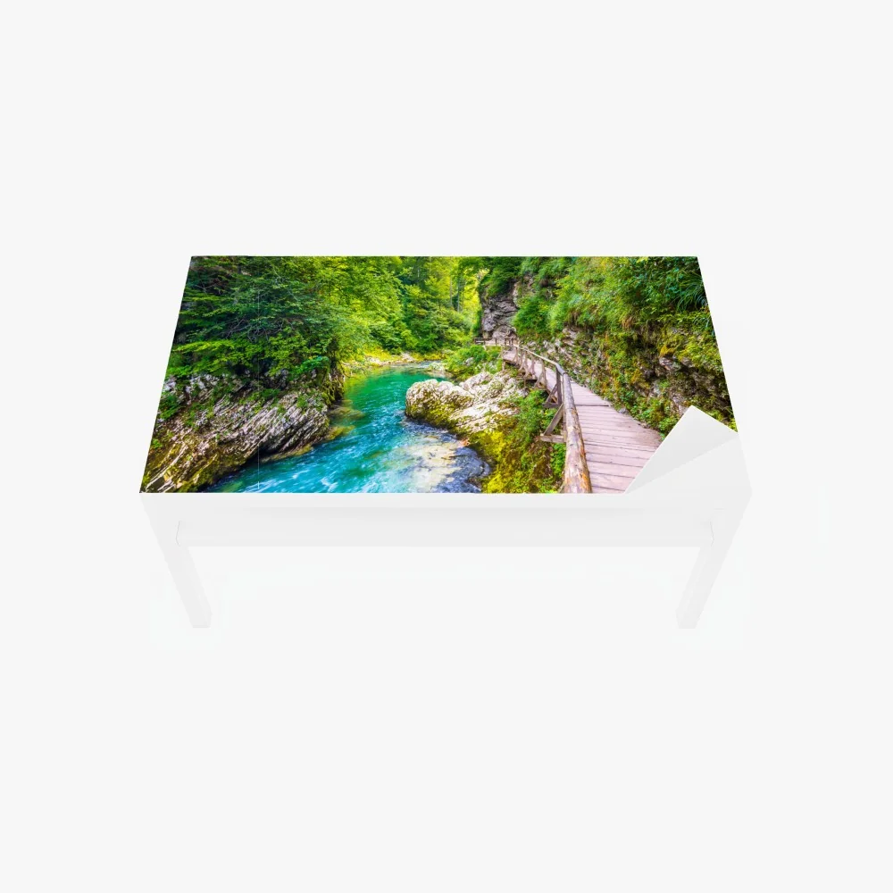 Tischaufkleber und Schreibtischaufkleber türkisfarbener fluss und holzsteg im wald – Wallnifity® Tischaufkleber und Schreibtischaufkleber türkisfarbener fluss und holzsteg im wald – Wallnifity®