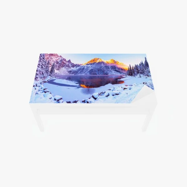 Tischaufkleber und Schreibtischaufkleber sonnenbeschienene berge über gefrorenem alpensee