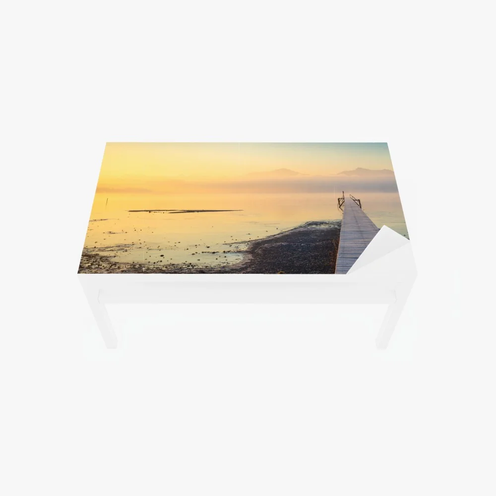 Tischaufkleber und Schreibtischaufkleber nebliger sonnenaufgang über holzsteg – Wallnifity® Tischaufkleber und Schreibtischaufkleber nebliger sonnenaufgang über holzsteg – Wallnifity®