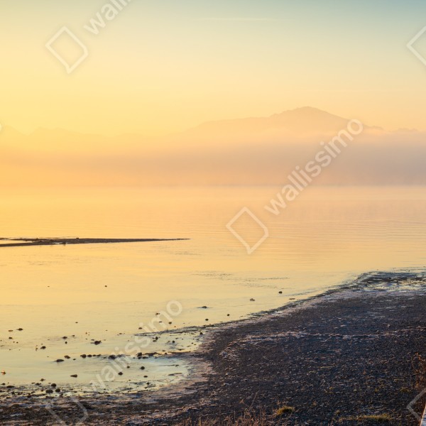 Tischaufkleber und Schreibtischaufkleber nebliger sonnenaufgang über holzsteg – Wallnifity® Tischaufkleber und Schreibtischaufkleber nebliger sonnenaufgang über holzsteg – Wallnifity®