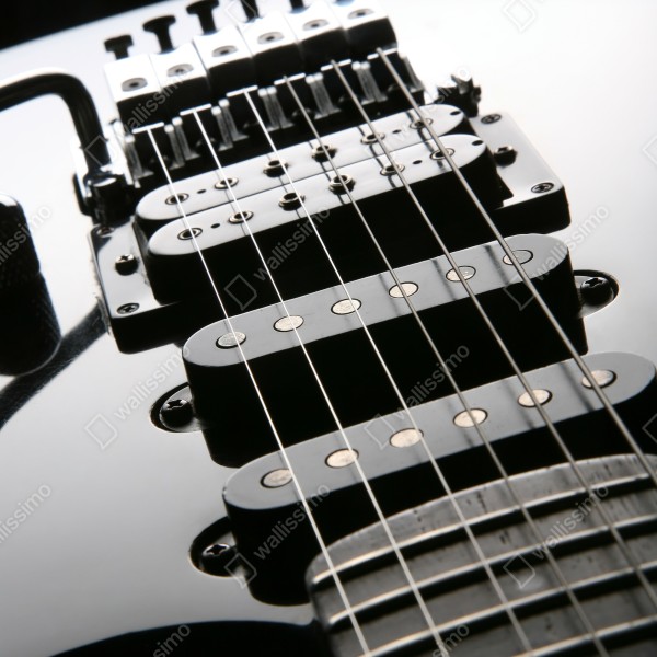 Repositionierbarer Aufkleber nahaufnahme einer schwarzen elektrogitarre – Wallnifity® Repositionierbarer Aufkleber nahaufnahme einer schwarzen elektrogitarre – Wallnifity®