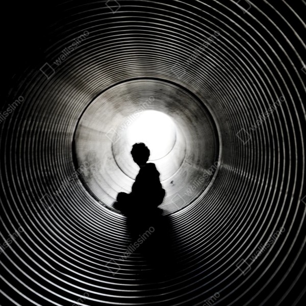 Repositionierbarer Aufkleber silhouette in einem spiraltunnel – Wallnifity® Repositionierbarer Aufkleber silhouette in einem spiraltunnel – Wallnifity®