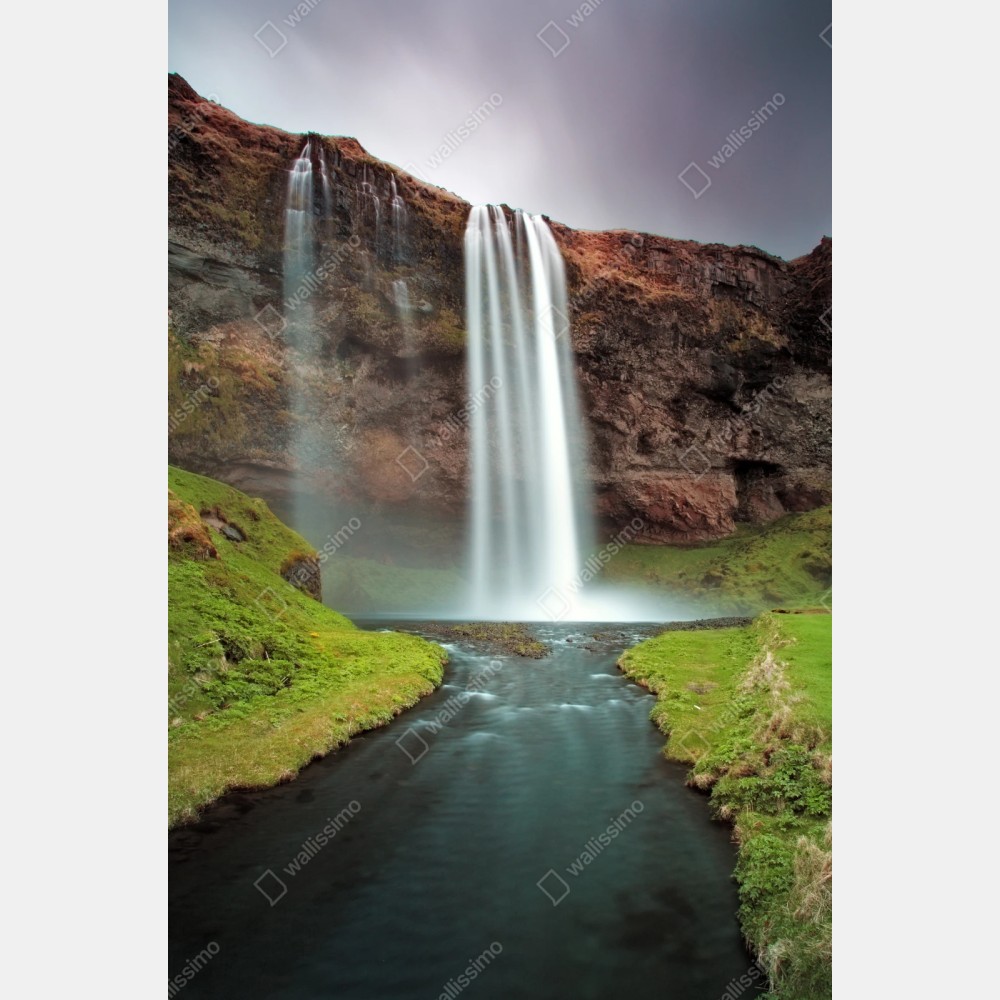 Repositionierbarer Aufkleber nebeliger wasserfall im üppigen tal – Wallnifity® Repositionierbarer Aufkleber nebeliger wasserfall im üppigen tal – Wallnifity®