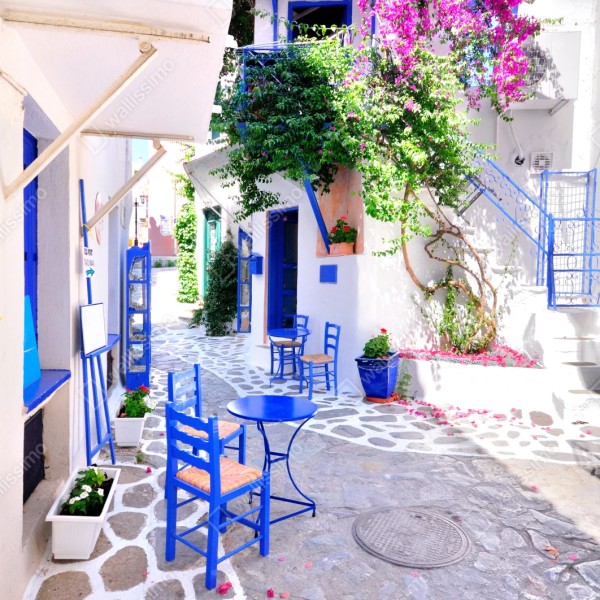 Repositionierbarer Aufkleber sonnige gasse mit blauen stühlen – Wallnifity® Repositionierbarer Aufkleber sonnige gasse mit blauen stühlen – Wallnifity®
