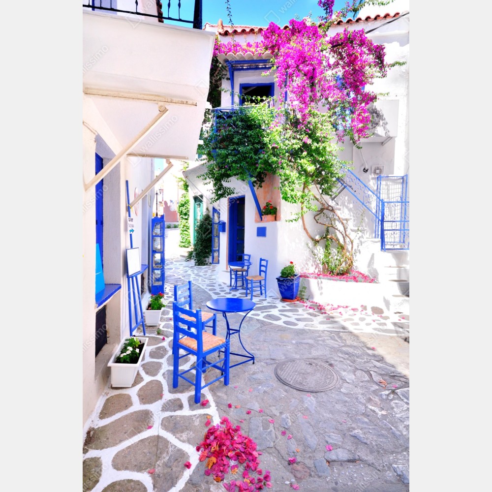 Repositionierbarer Aufkleber sonnige gasse mit blauen stühlen – Wallnifity® Repositionierbarer Aufkleber sonnige gasse mit blauen stühlen – Wallnifity®