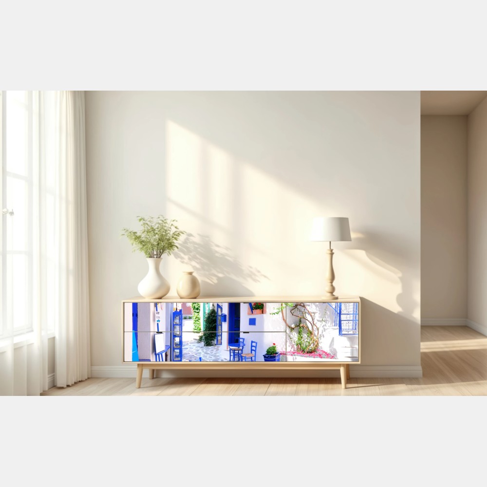 Repositionierbarer Aufkleber sonnige gasse mit blauen stühlen – Wallnifity® Repositionierbarer Aufkleber sonnige gasse mit blauen stühlen – Wallnifity®