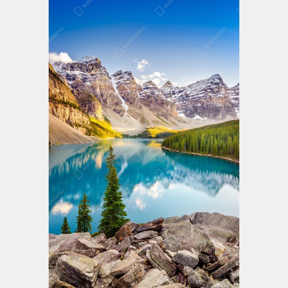 Repositionierbarer Aufkleber sonnenbeschienenes Moraine Lake bergpanorama – Wallnifity® Repositionierbarer Aufkleber sonnenbeschienenes Moraine Lake bergpanorama – Wallnifity®
