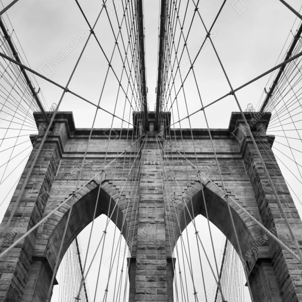 Repositionierbarer Aufkleber perspektive der Brooklyn Bridge in monochrom – Wallnifity® Repositionierbarer Aufkleber perspektive der Brooklyn Bridge in monochrom – Wallnifity®