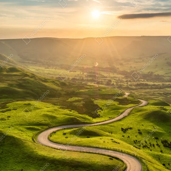 Repositionierbarer Aufkleber goldener sonnenuntergang über einer geschwungenen landstraße – Wallnifity® Repositionierbarer Aufkleber goldener sonnenuntergang über einer geschwungenen landstraße – Wallnifity®