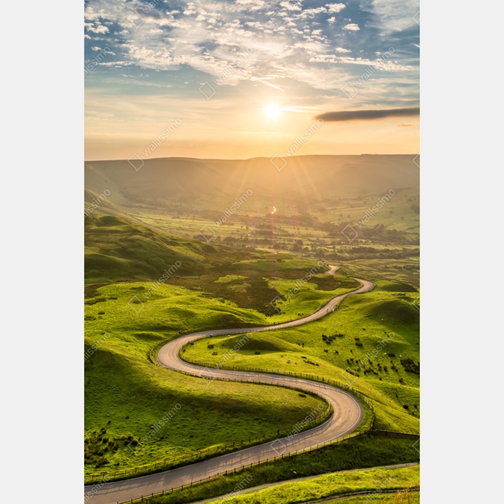 Repositionierbarer Aufkleber goldener sonnenuntergang über einer geschwungenen landstraße – Wallnifity® Repositionierbarer Aufkleber goldener sonnenuntergang über einer geschwungenen landstraße – Wallnifity®