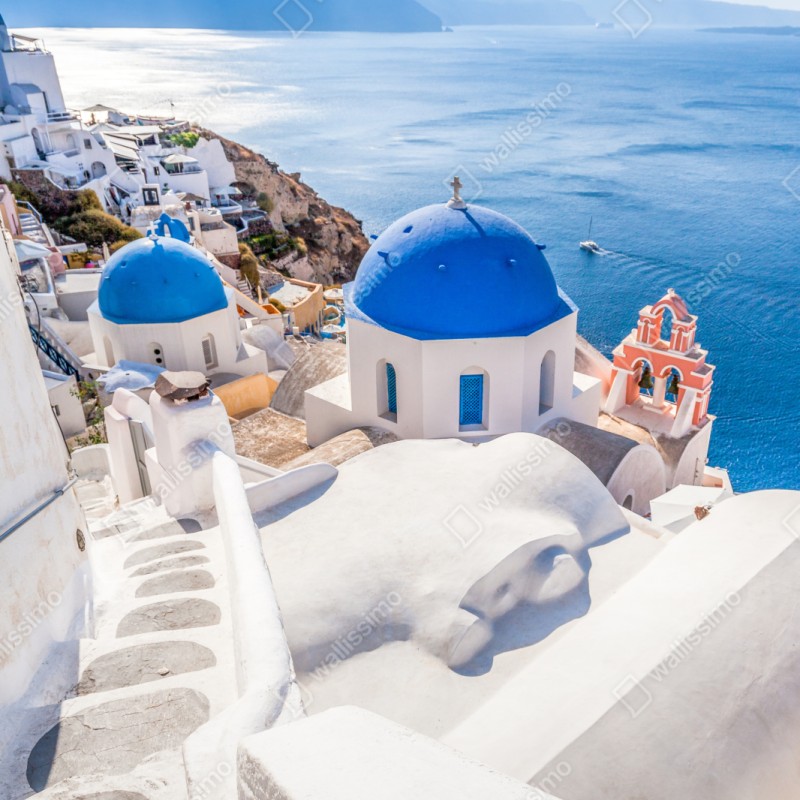 Repositionierbarer Aufkleber sonniges Santorini blaue kuppeln und meerblick – Wallnifity® Repositionierbarer Aufkleber sonniges Santorini blaue kuppeln und meerblick – Wallnifity®