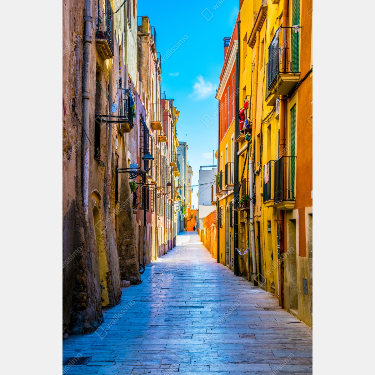 Repositionierbarer Aufkleber sonnenbeschienene mediterrane gasse mit bunten fassaden – Wallnifity® Repositionierbarer Aufkleber sonnenbeschienene mediterrane gasse mit bunten fassaden – Wallnifity®